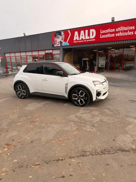 Renault 5 E-Tech électrique devant une agence AALD